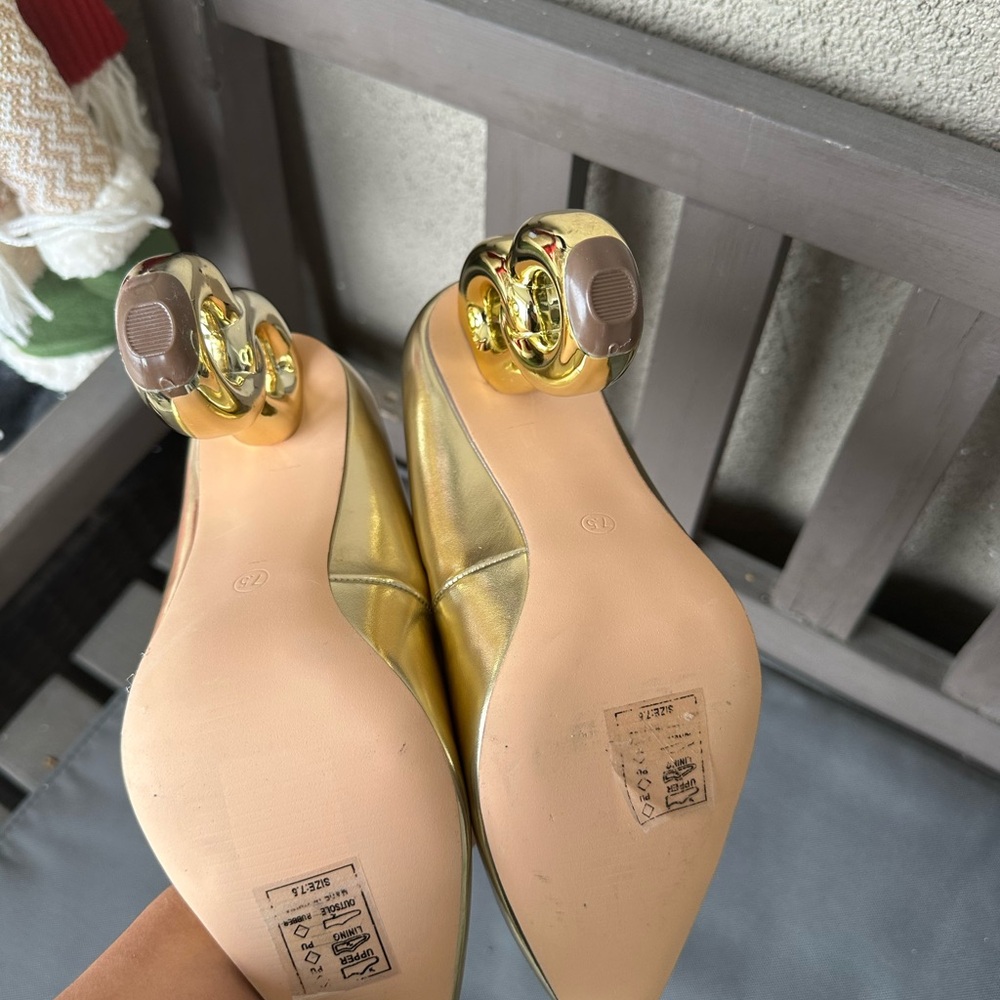 Elegant Gold Heels with Artistic Design - Picture 4 of 9